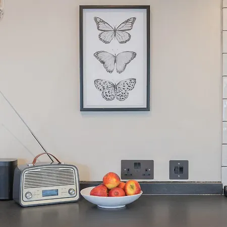 The Hut Retreat קירבי לונסדייל