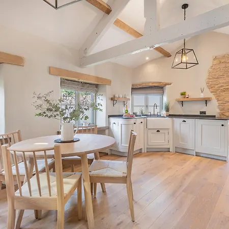 The Hut Retreat קירבי לונסדייל